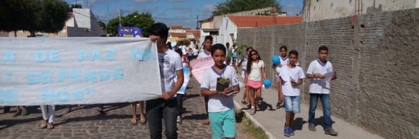 Arborização e passeata - Escola Pe. Luiz Cassiano - Petrolina-PE - 01.08.15